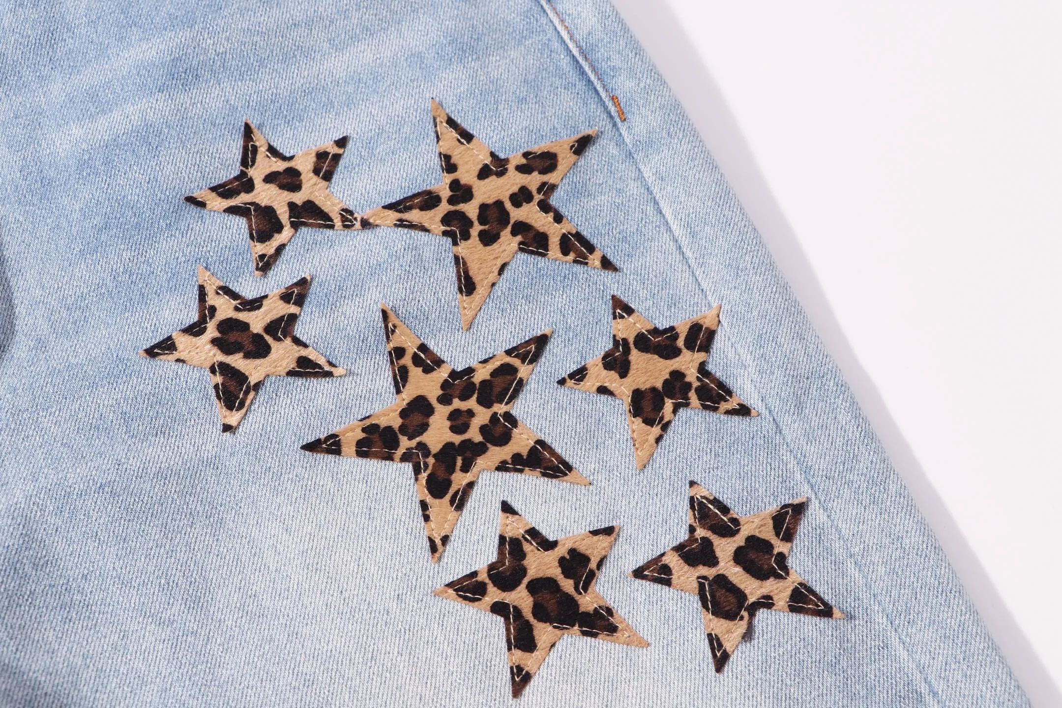 P250 Style number: H42 Croxin & 𝐂𝐡𝐫𝐨𝐦𝐞 𝐇𝐞𝐚𝐫𝐭 ss25 blue star leopard print leather denim workwear logging pants. Styles with different washed textures are very friendly to people with thin legs. The slightly flared version perfectly modifies the leg shape. The timeless and moderate length makes it easy to match and match. It is the basis for various styles and is a must-have in your wardrobe! The fabric is stiff but also makes the upper body soft without losing texture. The washing process is even more perfect. It is a must-have item for everyone! ! ! Washed wheat, hang tag, pants label, three labels complete Color: blue Size: 30-32-34-36